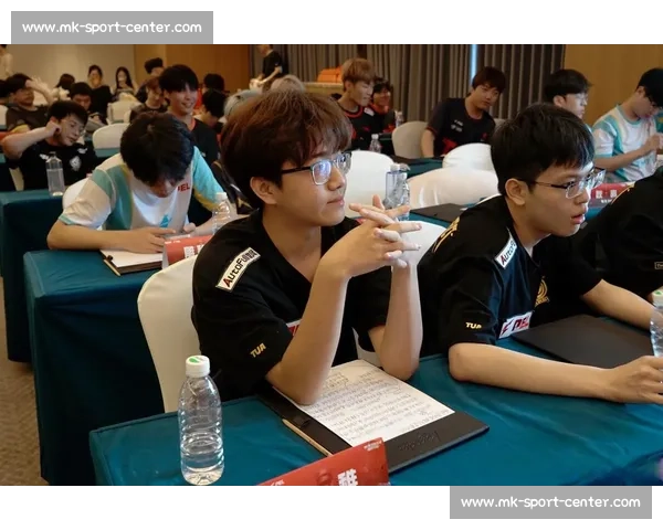 电竞选手高强度训练，揭秘键盘侠背后的汗水与坚持